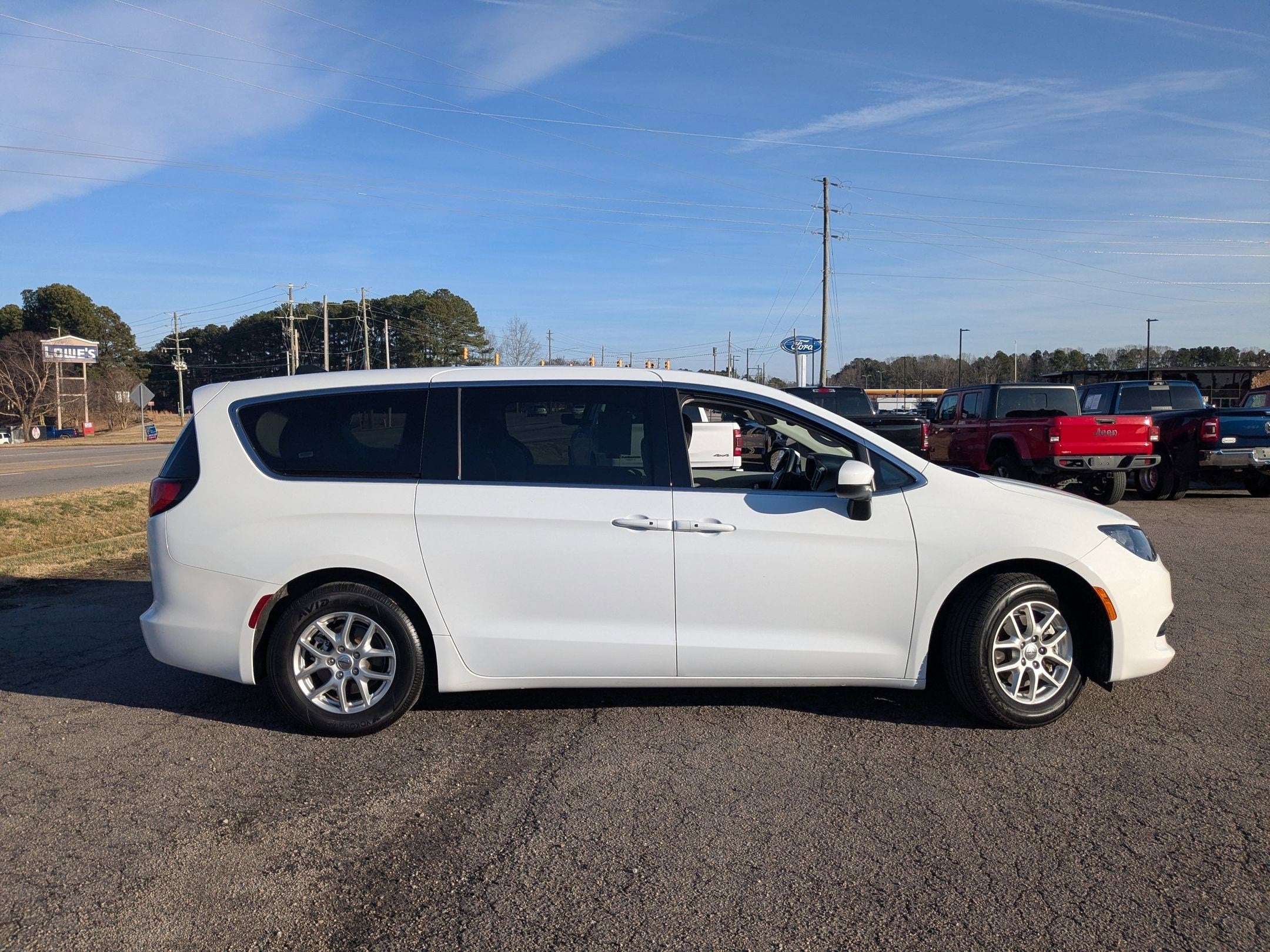 2023 Chrysler Voyager LX