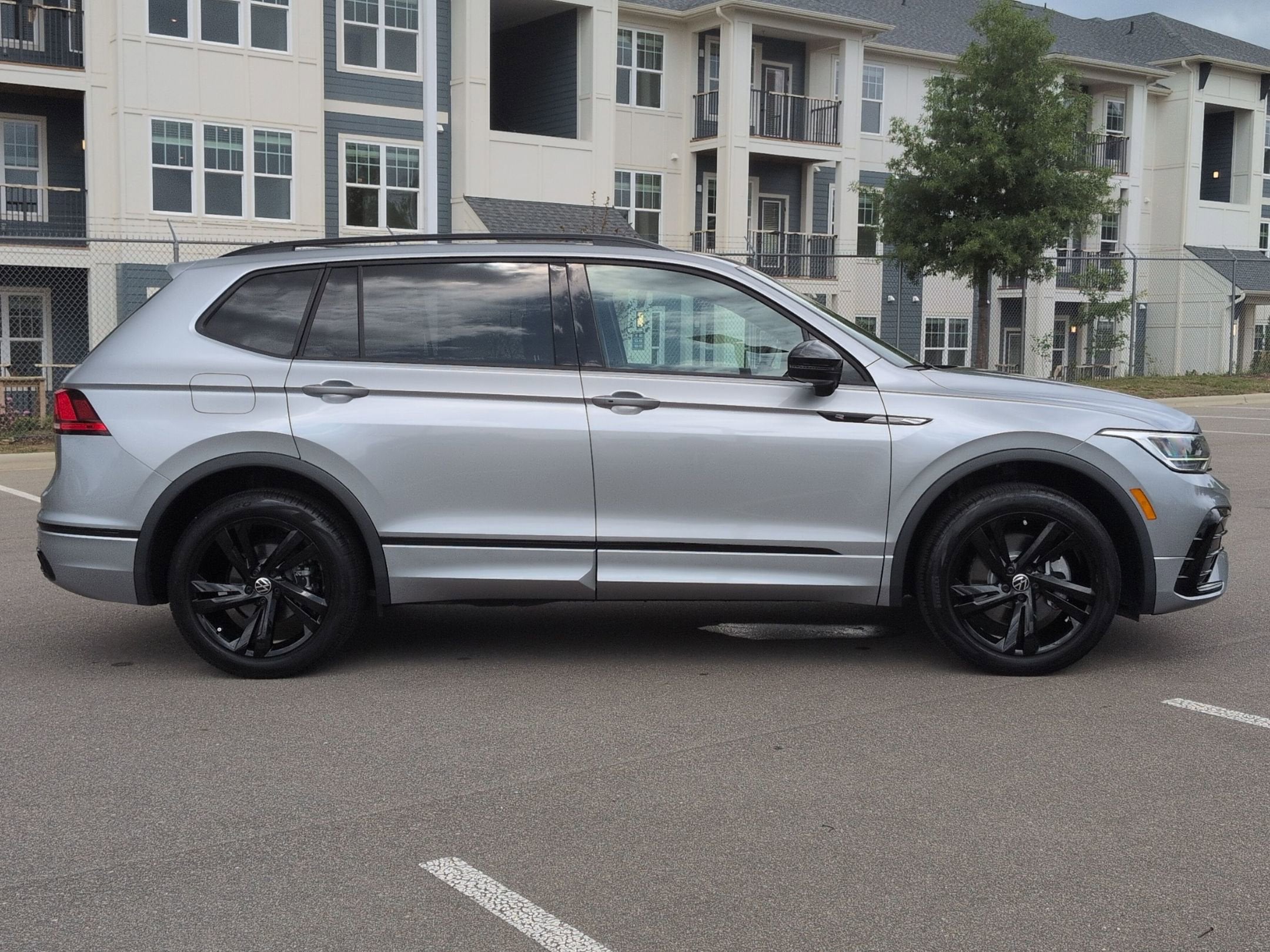 2023 Volkswagen Tiguan SE R-Line Black
