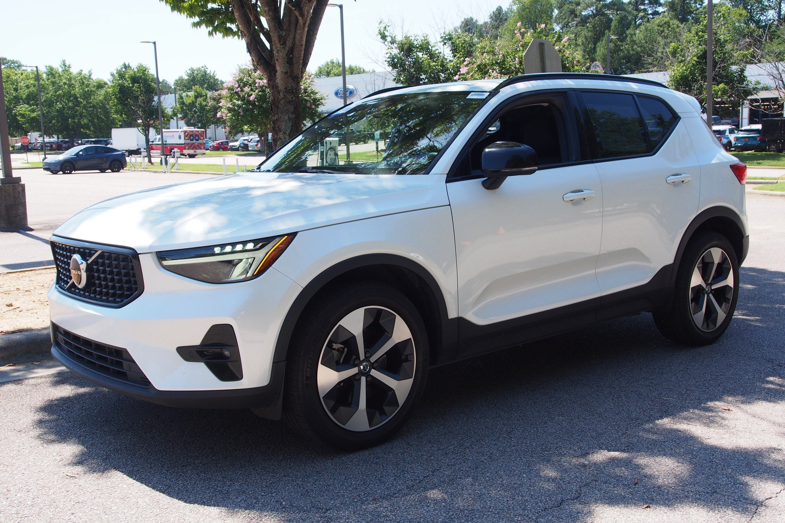 2023 Volvo XC40 Plus Dark Theme