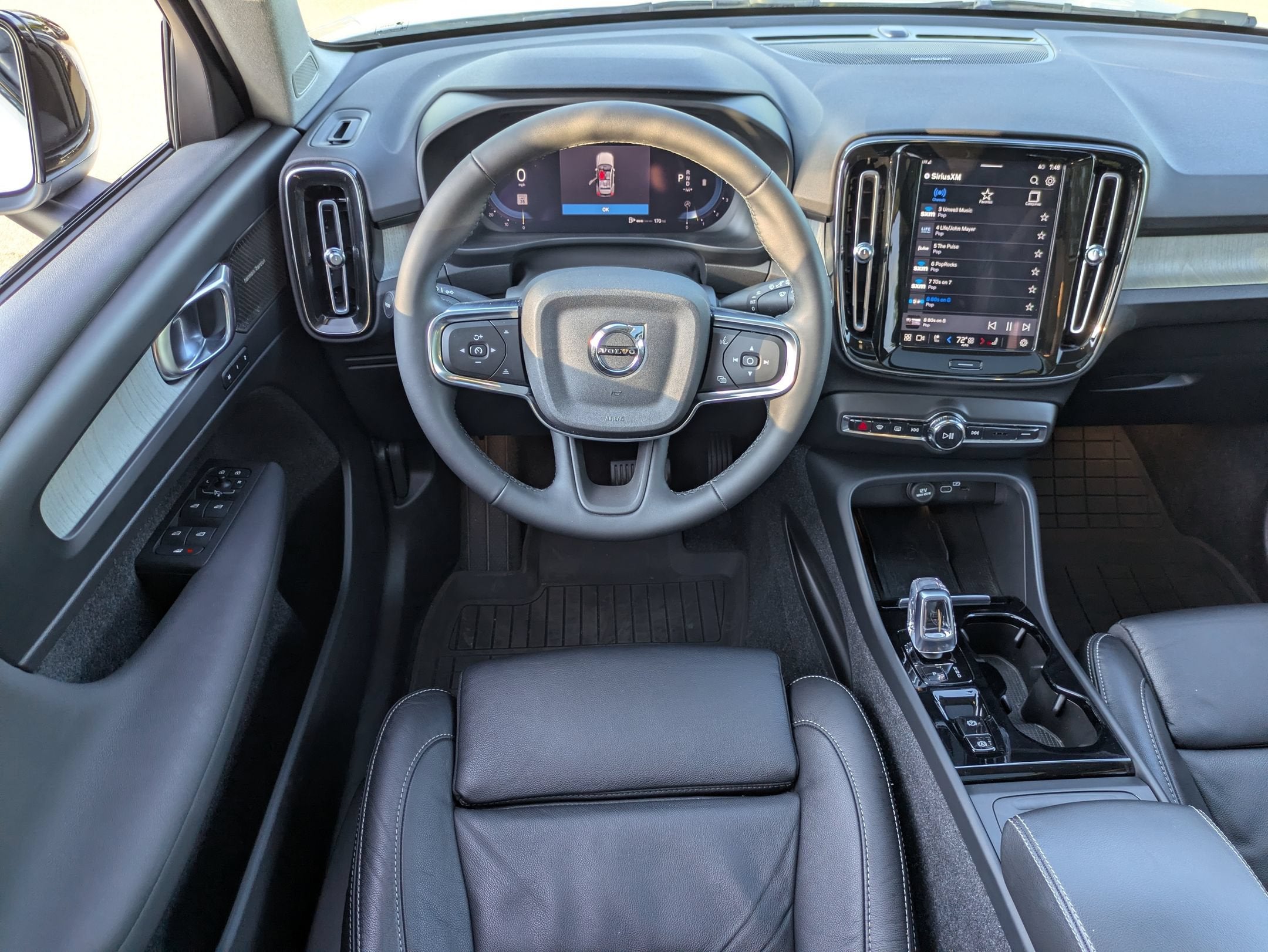 2023 Volvo XC40 Ultimate Dark Theme