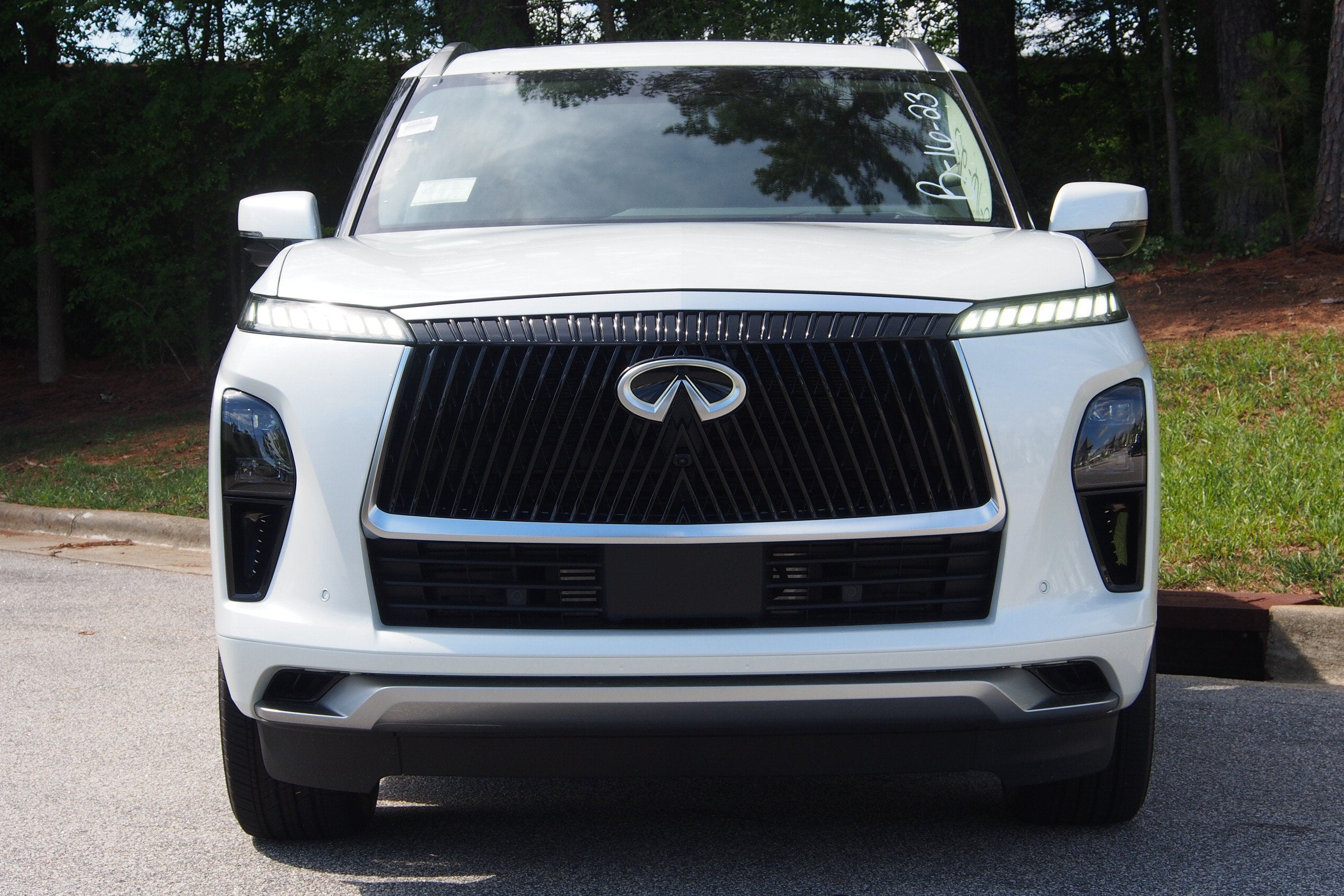 2027 INFINITI QX80 LUXE